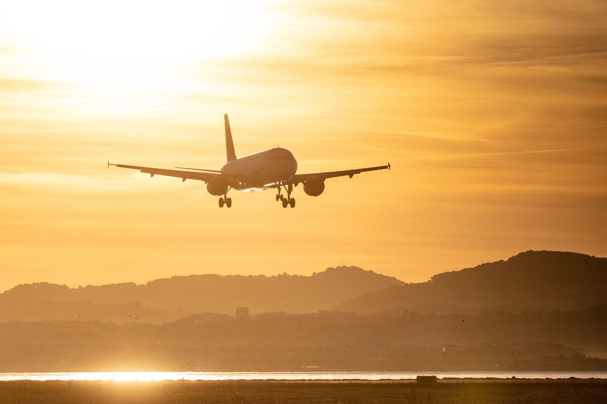 Atterrissage avion sur piste sous un couch&eacute; de soleil