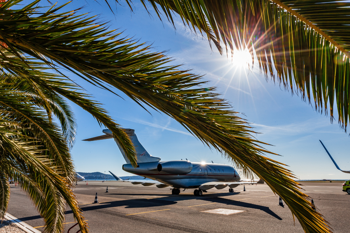 Avion jet sur piste de l'a&eacute;roport